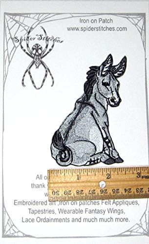 Tvrdoglavo slatko sjedenje magarca gvožđa na patch-u kao Mule Cross Back Burro magarca