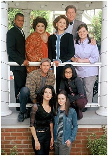 Alexis Bledel kao Rory Gilmore i Lauren Graham kao Lorelai Gilmore Plus puna porodica Gilmore i članovi