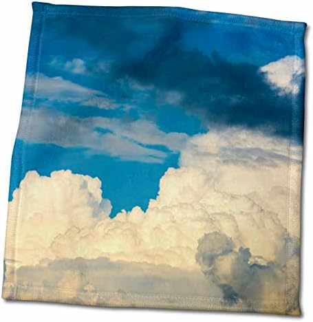 3Droza Sunlit Cumulus Oblaci bež boje. Dramatično nebo, ljetno vrijeme - ručnici